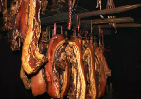 云陽熏臘肉濃濃白煙很香，很好，很濃